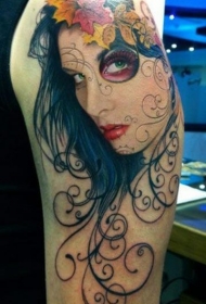大臂彩色的死亡女郎和枫叶纹身图案
