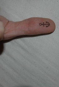 手指黑色的简单小船锚纹身图案