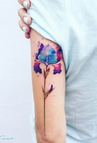 小小的花朵水彩风格手臂纹身图案
