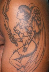 刀剑和赤裸的天使手臂纹身图案