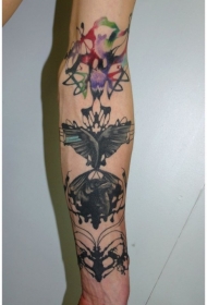 手臂抽象风格的彩色蝴蝶纹身图案