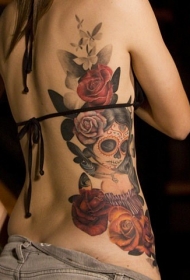 女孩侧肋玫瑰和死亡女郎彩色纹身图案