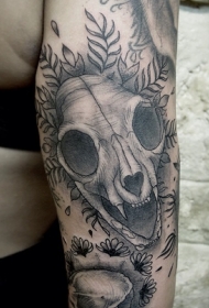手臂雕刻风格黑白动物头和植物纹身图案