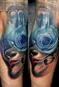 写实的女性肖像与蓝玫瑰手臂纹身图案