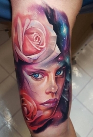 神秘逼真的彩色女性肖像和玫瑰星空手臂纹身图案