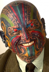 男性惊人的全脸彩色纹身图案