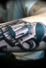 手臂写实风格的彩色3D左轮手枪纹身图案