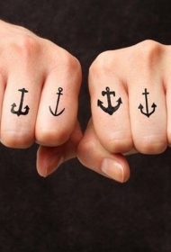 手指许多不同的黑色小船锚纹身图案