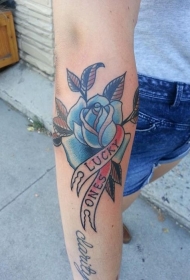 手臂经典美式彩色玫瑰纹身图案
