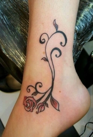 可爱的红色玫瑰与藤蔓脚踝纹身图案