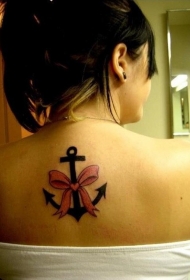 可爱的黑色船锚与粉红色蝴蝶结背部纹身图案