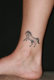 漂亮的小马脚踝纹身图案