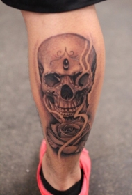 小腿经典的黑灰骷髅与玫瑰纹身图案