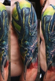 手臂漂亮的彩色邪恶外星人纹身图案