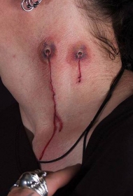 颈部3D彩色的吸血鬼牙印纹身图案