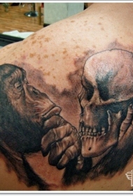 写实的黑猩猩和骷髅背部纹身图案
