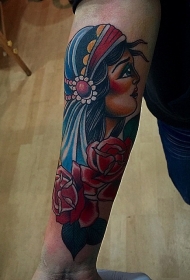 手臂漂亮的经典女孩和玫瑰纹身图案