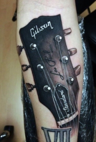 华丽的彩色写实吉他手臂纹身图案