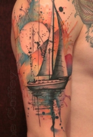手臂抽象风格的彩色帆船和太阳纹身图案