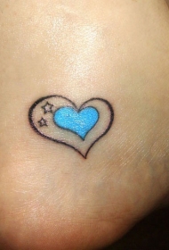 蓝色的心形和星星脚踝纹身图案