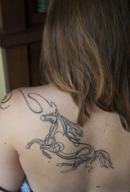 背部抽象风格黑色线条马纹身图案