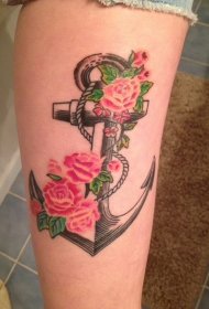 小腿灰色的船锚与粉红色玫瑰纹身图案