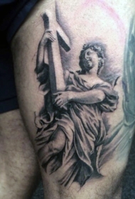 大腿宗教风格的彩色天使和十字架纹身图案