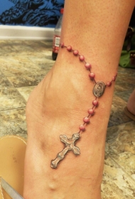 红色与白色念珠十字架写实脚踝纹身图案