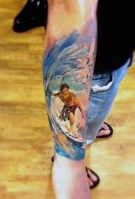 小臂丰富多彩的冲浪人纹身图案