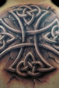 惊人的3D逼真凯尔特十字架背部纹身图案