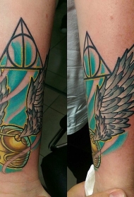手臂new school彩色的翅膀魁地奇球纹身图案