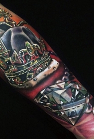 手臂非常漂亮的3D彩色皇冠与钻石纹身图案