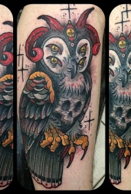 手臂彩色神秘的羊角猫头鹰纹身图案