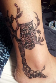 灰色可爱的猫头鹰和树枝脚踝纹身图案