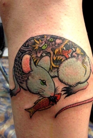 小腿彩的日式老鼠与鱼纹身图案