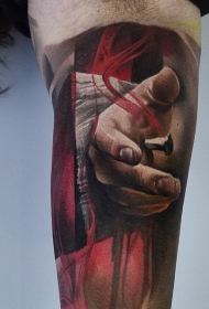 写实风格的彩色手和木钉十字架手臂纹身图案