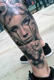 小腿黑色的哭泣美杜莎肖像纹身图案