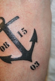 手臂黑色的海军船锚与时间标记纹身图案