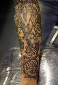 手臂悲伤的天使和玫瑰纹身图案