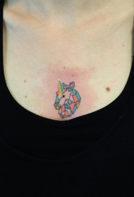 胸部彩色的几何独角兽纹身图案