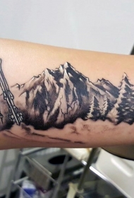 手臂个性写实的山脉黑灰纹身图案