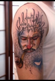 大臂彩色的吸烟管男子和字母纹身图案