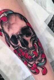 手臂彩色的骷髅和菊花纹身图案
