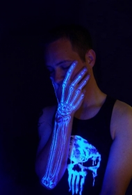 手臂惊人的荧光骨骼纹身图案