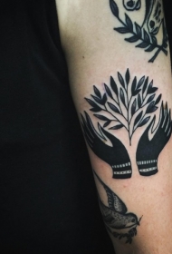 黑色的人手和树枝手臂纹身图案