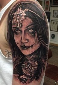 手臂3D黑白恶魔女人肖像和珠宝纹身图案