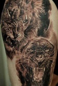 大腿写实的狮子和黑豹纹身图案