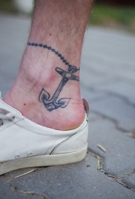 脚踝黑白船锚和脚链纹身图案