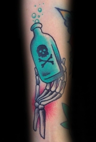手臂卡通风格的彩色毒药瓶和骷髅手纹身图案