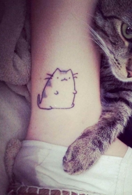 脚踝上可爱的卡通猫纹身图案